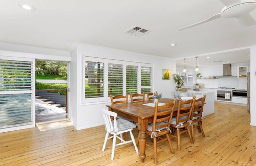 Wamberal Casa | BANKSIA HOUSE | pool, wifi | Accom Holidays
