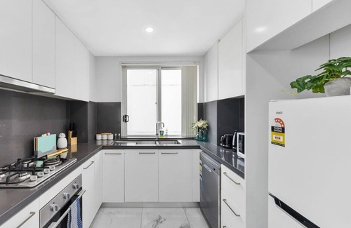 Bankstown Apartamento | Bankstown Comfort Haven - 2BR, 2Baths, Parking