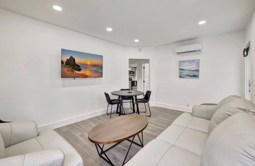 Barrier Island Apartamento | Banyan St 2BR/1BA off Las Olas- Steps to Beach #1