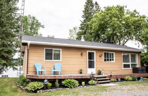 Hastings Highlands Cabaña | Baptiste Lakehouse - Pet-Friendly Waterfront Cottage w/ Great Swimming!