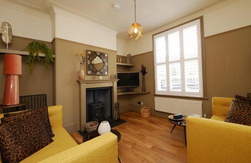 York Casa | Bar Wall Cottage-City Wall Views-sleeps 5