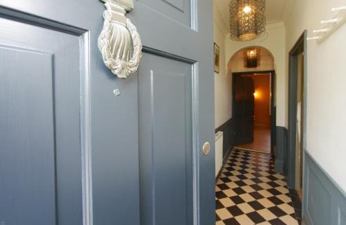 York Casa | Bar Wall Cottage-City Wall Views-sleeps 5