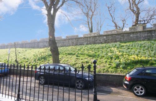 York Casa | Bar Wall Cottage-City Wall Views-sleeps 5