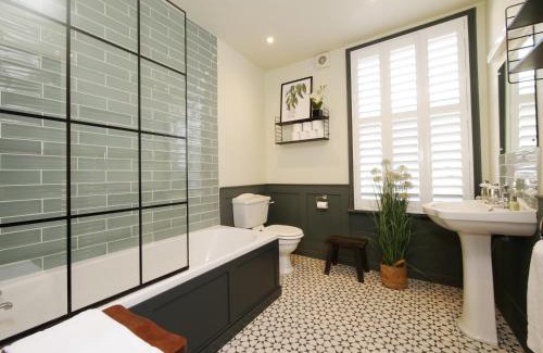 York Casa | Bar Wall Cottage-City Wall Views-sleeps 5