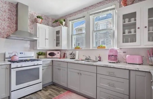 Glenham-Belford Apartamento | Barbie Dream Loft! Wine/ Yard/ King Bed/Parking!