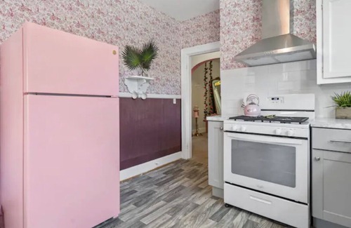 Glenham-Belford Apartamento | Barbie Dream Loft! Wine/ Yard/ King Bed/Parking!