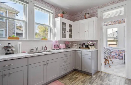 Glenham-Belford Apartamento | Barbie Dream Loft! Wine/ Yard/ King Bed/Parking!
