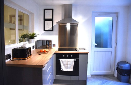 City Centre Cabaña | Bard's Nest Scholars Cottage, town centre, 2 bedrooms 2 bathrooms, 5 mins RSC