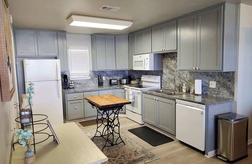 Kingsland Casa | Bare Feet Retreat: Family-Friendly Lakefront Escape.