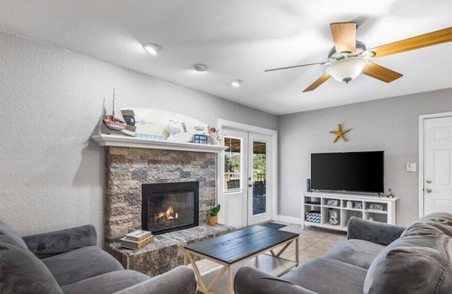 Fort Walton Beach Casa | Bare-Foot Pet Friendly-Waterfront Home w Boat Slip