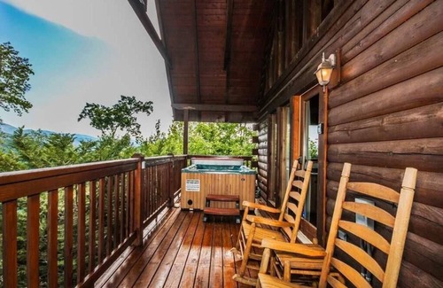 Black Bear Falls Cabina | 1BR Log Cabin w / Hot Tub, Pool Tbl, Arcade, cuero NUEVO, electrodomésticos NUEVOS!