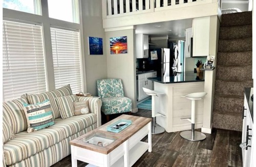Carrabelle Cabaña | Barefoot & Beachy! Cute, Cozy Cottage-Sleeps 4n