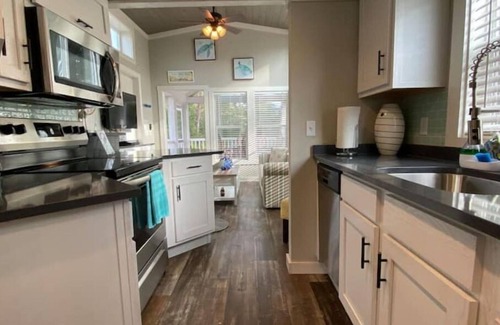 Carrabelle Cabaña | Barefoot & Beachy! Cute, Cozy Cottage-Sleeps 4n