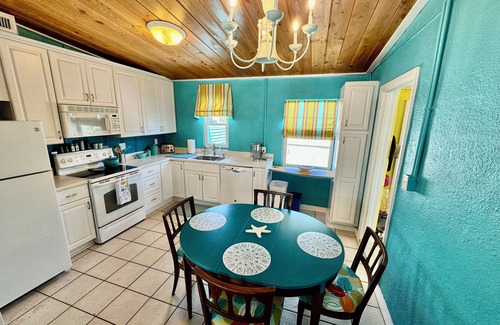 Villa Primera Casa | Barefoot Bungalow - Ideal Location, No Stairs, Dog Friendly Fenced Yard