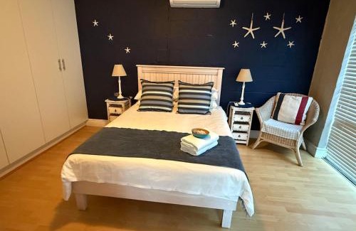 Sandbaai Casa | Barking Beach Cottage, Sandbaai - Pet Friendly