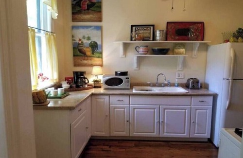 East of Broadway Cabaña | Barkley Cottage - 1 Bedroom