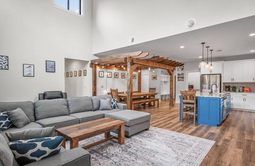 Mount Pleasant Casa | Barn! B-Ball Court/Mini Golf/Sports Bar/Tiki Bar/Theater/Arcade/Hot Tub/Fire Pit