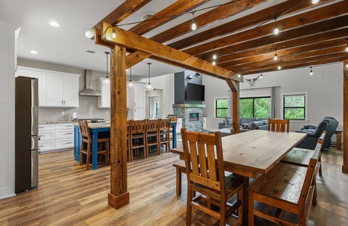 Mount Pleasant Casa | Barn! B-Ball Court/Mini Golf/Sports Bar/Tiki Bar/Theater/Arcade/Hot Tub/Fire Pit