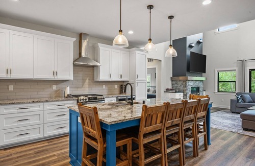 Mount Pleasant Casa | Barn! B-Ball Court/Mini Golf/Sports Bar/Tiki Bar/Theater/Arcade/Hot Tub/Fire Pit