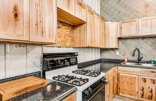 Mather Casa | Barn & cabin with firepits, grills, foosball, kayaks, home theater, & 2 kitchens