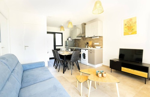 Assier Casa | Barn La Roca Masia - Les Tournesols, swimming pool, garden, 3 bedrooms 6/8 people