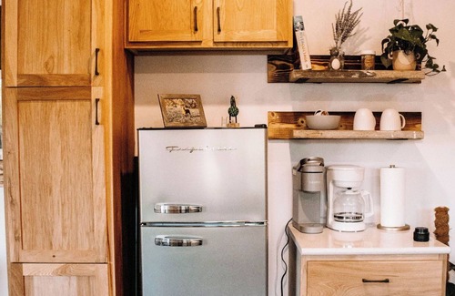 Fort Wayne Casa | Barn loft apartment with AC, full kitchen and view of pond and farm animals.