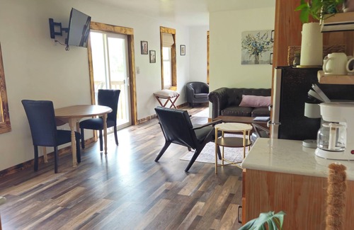 Fort Wayne Casa | Barn loft apartment with AC, full kitchen and view of pond and farm animals.