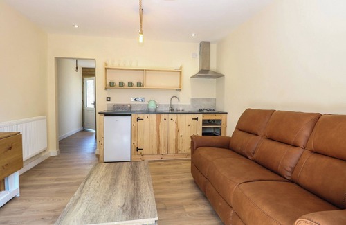 Ringstead Cabaña | BARN OWL LODGE, country holiday cottage, with a garden in Snettisham