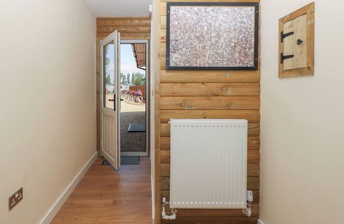 Ringstead Cabaña | BARN OWL LODGE, country holiday cottage, with a garden in Snettisham
