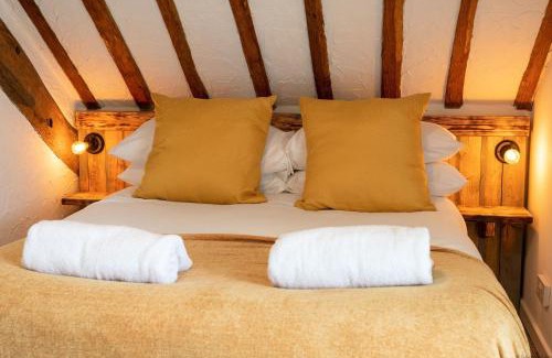 Bryn-crug Casa | Barn Retreat with Valley Views & Onsite Dog Field