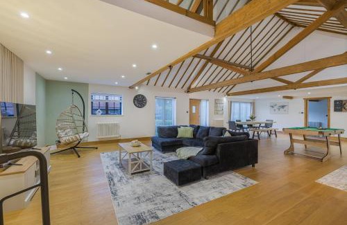 Uckfield Casa | Barn with Hot Tub, Pool Table & Pizza Oven