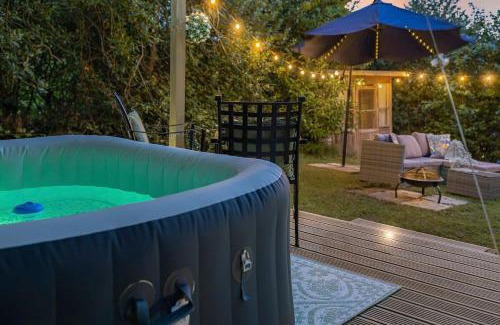 Uckfield Casa | Barn with Hot Tub, Pool Table & Pizza Oven