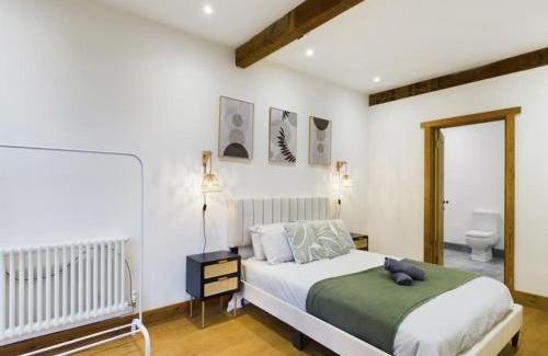 Uckfield Casa | Barn with Hot Tub, Pool Table & Pizza Oven