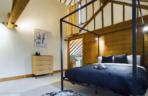 Uckfield Casa | Barn with Hot Tub, Pool Table & Pizza Oven
