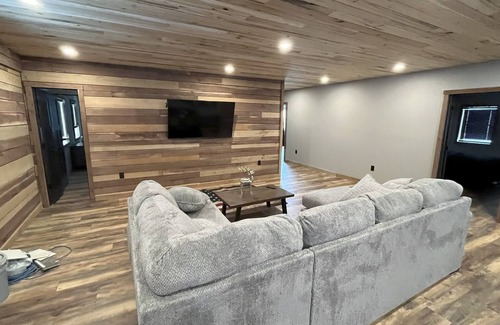 Koleen Cabina | Barndominium/Cabin in Woods
