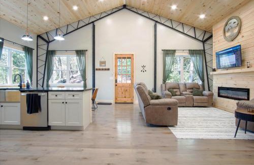 Franklin Casa | Barndominium With Hot tub and Deck