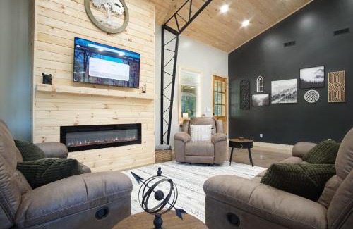 Franklin Casa | Barndominium With Hot tub and Deck