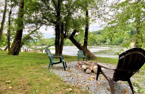 Luray Casa | Barney's Retreat- Rustic cabin on the river!
