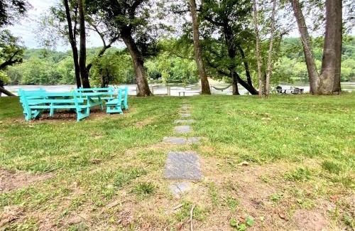 Luray Casa | Barney's Retreat- Rustic cabin on the river!