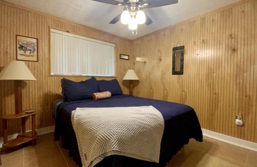 Luray Casa | Barney's Retreat- Rustic cabin on the river!