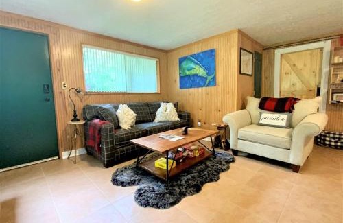 Luray Casa | Barney's Retreat- Rustic cabin on the river!