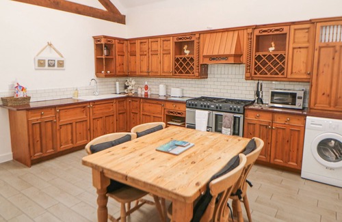Foxt Cabaña | Barnfields Holiday Cottage, Kingsley