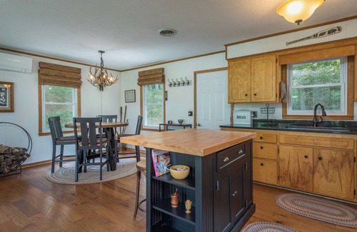 Burnsville Cabaña | Barnview Cottage~Mtn View & Fire Pit~ Grill, WiFi, Private~3 Mins to Burnsville