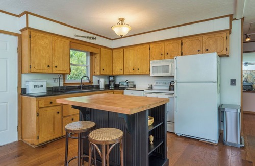 Burnsville Cabaña | Barnview Cottage~Mtn View & Fire Pit~ Grill, WiFi, Private~3 Mins to Burnsville
