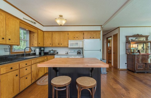 Burnsville Cabaña | Barnview Cottage~Mtn View & Fire Pit~ Grill, WiFi, Private~3 Mins to Burnsville