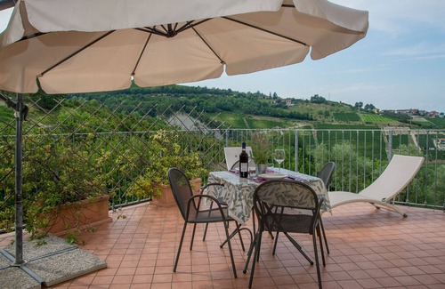 Diano d'Alba Apartamento | Apartamento BAROLO, al sol en las verdes colinas.