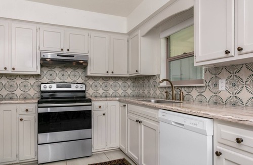 Fredericksburg Casa | Baron's Bungalow | 2/2, Hot Tub, Fire-pit & Grill, Pet Friendly w/ fee