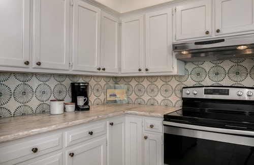 Fredericksburg Casa | Baron's Bungalow | 2/2, Hot Tub, Fire-pit & Grill, Pet Friendly w/ fee