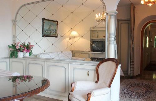 Castagnola Apartamento | Barony Olive mit Hund