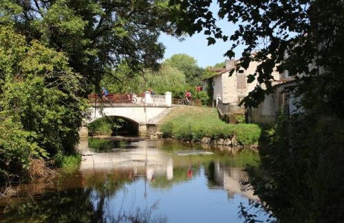 Aubeterre-sur-Dronne Apartamento | Barque Fleurie avec jardin